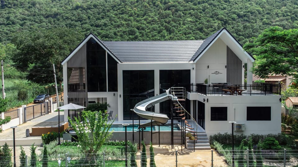 Property building, Day, Natural landscape, Mountain view, Pool view, Swimming pool