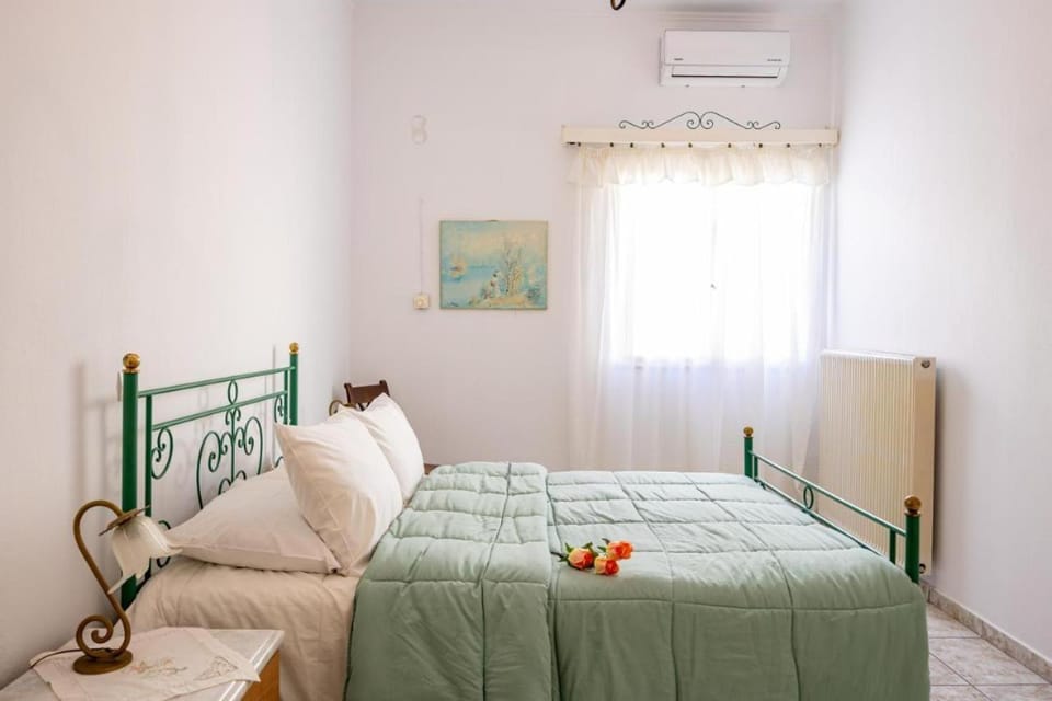 Bed, Photo of the whole room, Bedroom, air conditioner