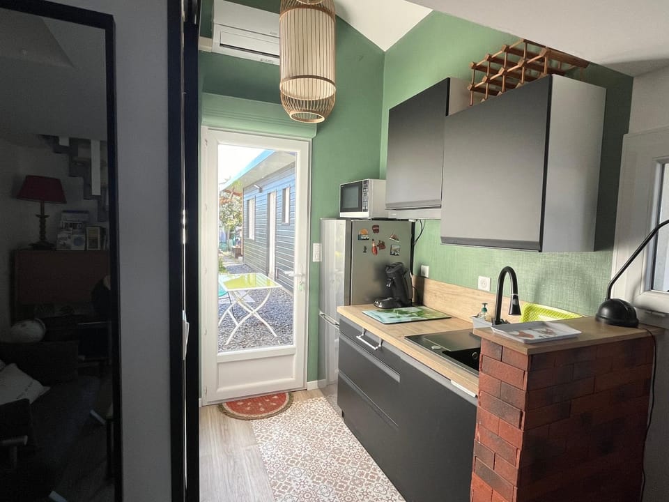 Kitchen or kitchenette, pet friendly, stove