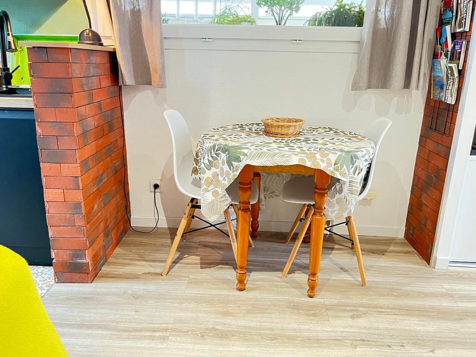Seating area, Dining area