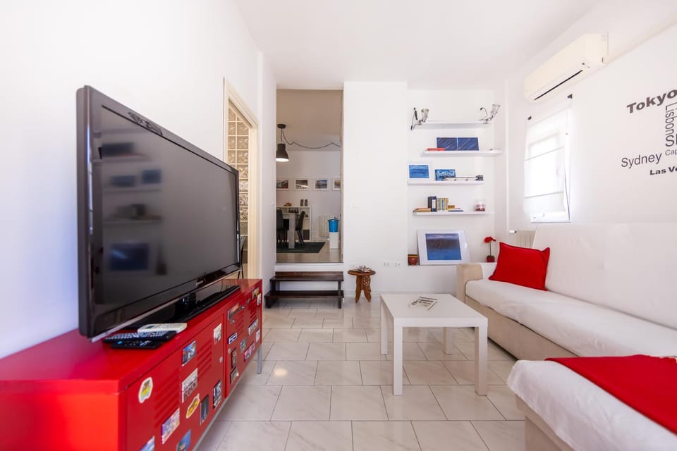 Communal lounge/ TV room, TV and multimedia, Living room, Seating area, Evening entertainment, air conditioner