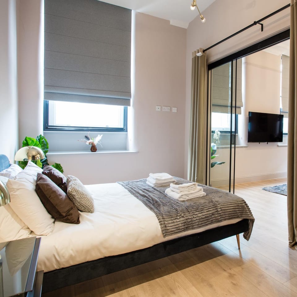 Bed, Photo of the whole room, Bedroom, towels