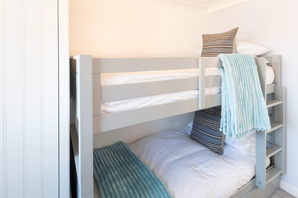 NEW Beachfront Apartment slps 4, West Bay, Dorset Apartment in West Bay, UK