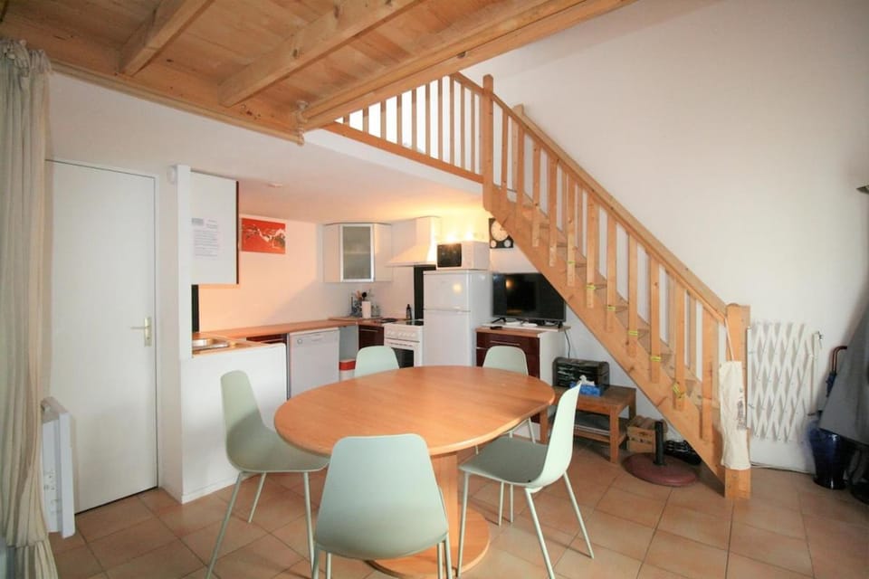 Kitchen or kitchenette, Dining area, stove