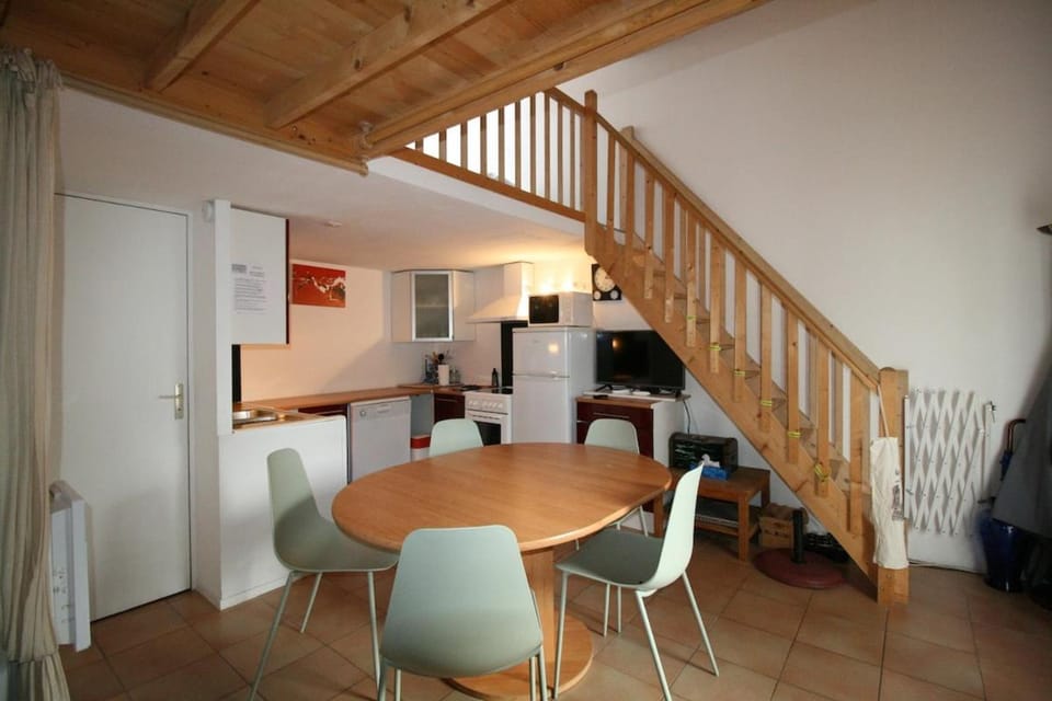 Kitchen or kitchenette, Dining area, oven