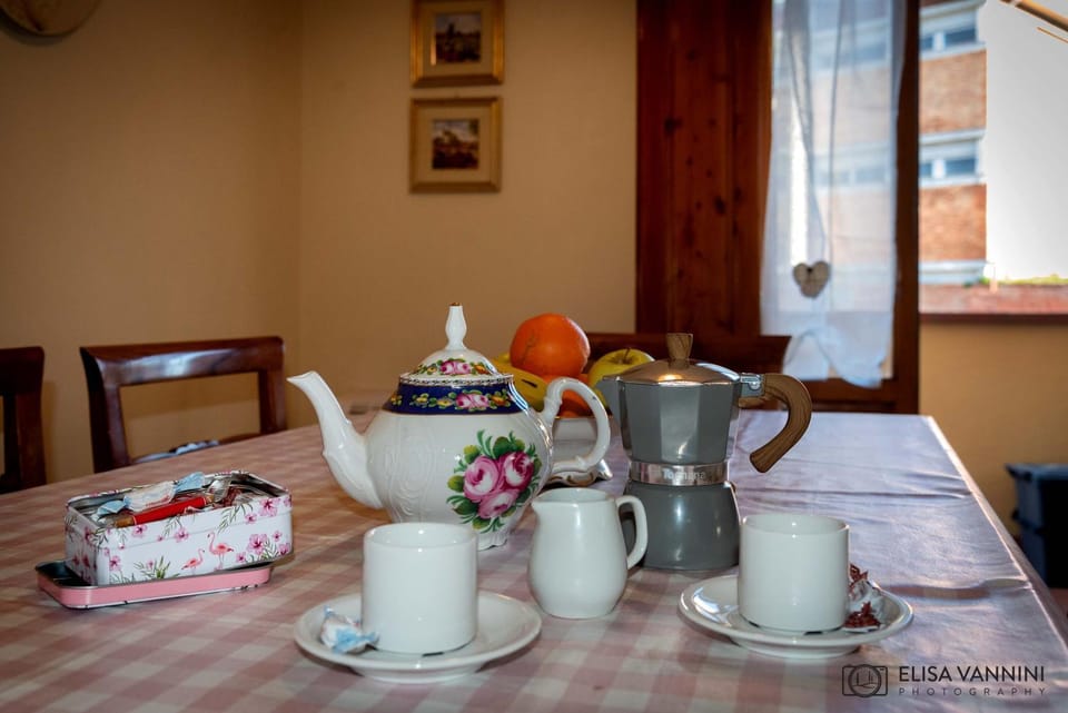 Coffee/tea facilities, Food and drinks, Dining area, Food, Breakfast