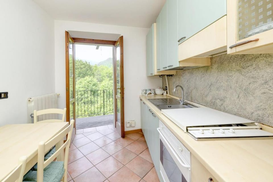Kitchen or kitchenette, Dining area, stove