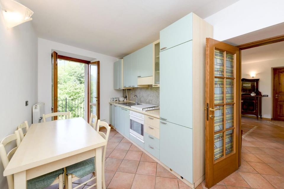 Kitchen or kitchenette, Dining area, oven, stove