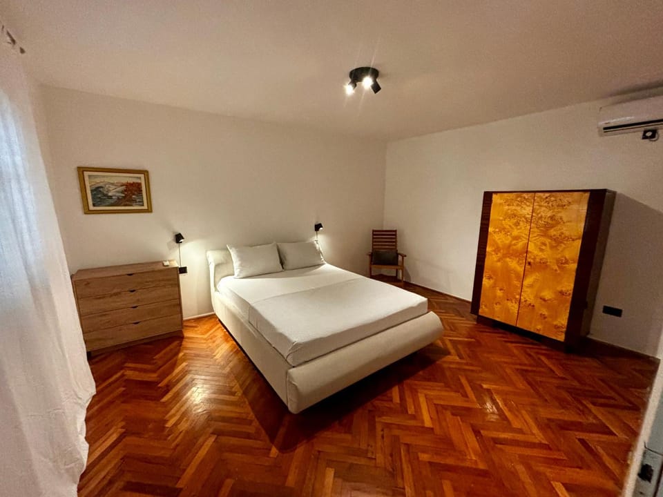 Bed, Bedroom, air conditioner