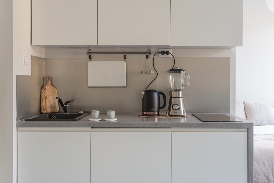 Coffee/tea facilities, Kitchen or kitchenette, stove