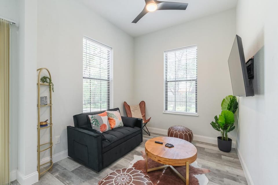Texas Casita Retreat Minutes from Six Flags House in San Antonio