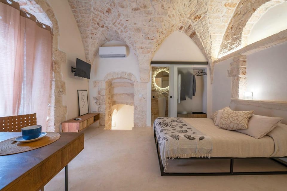 Bed, TV and multimedia, Photo of the whole room, air conditioner