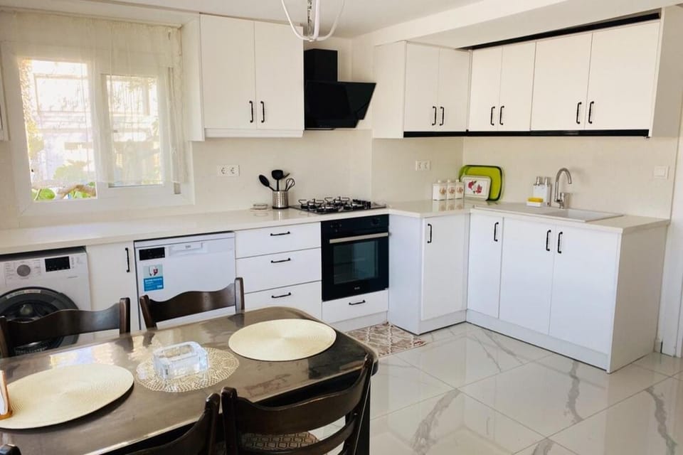 Kitchen or kitchenette, Dining area, dishwasher, oven, pet friendly, stove, toaster