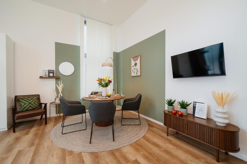 TV and multimedia, Living room, Seating area, Dining area
