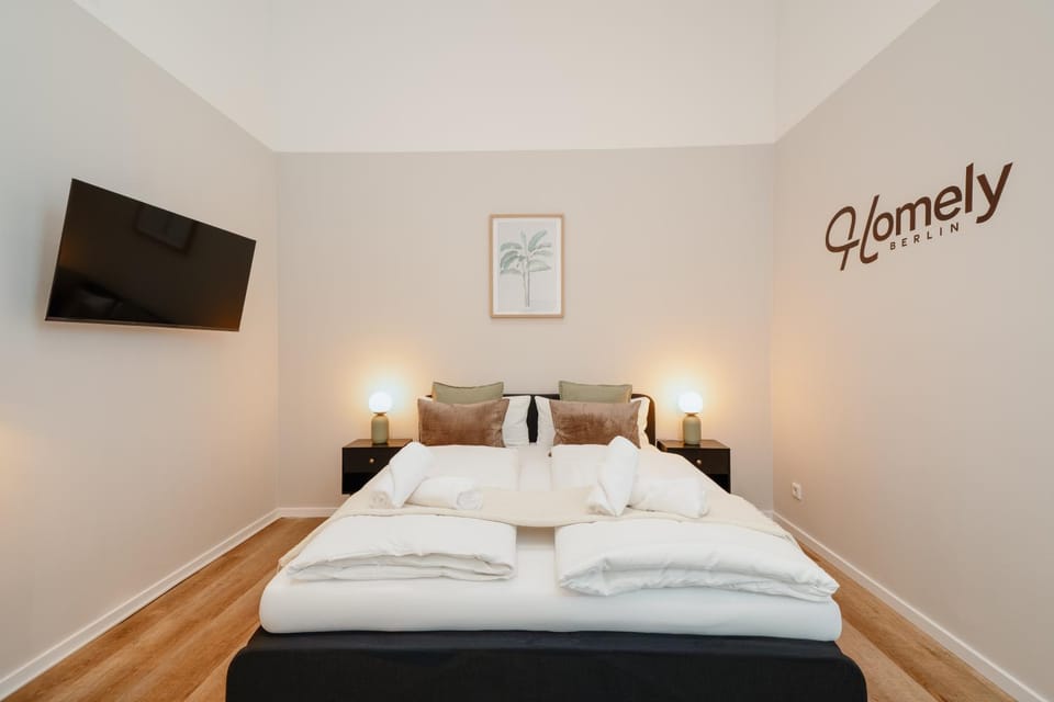 Bed, TV and multimedia, Photo of the whole room, Bedroom, towels