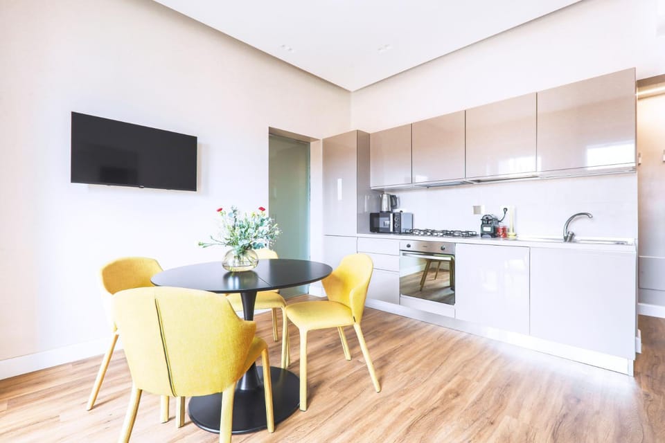 TV and multimedia, Coffee/tea facilities, Kitchen or kitchenette, Living room, Seating area, Dining area, oven, stove