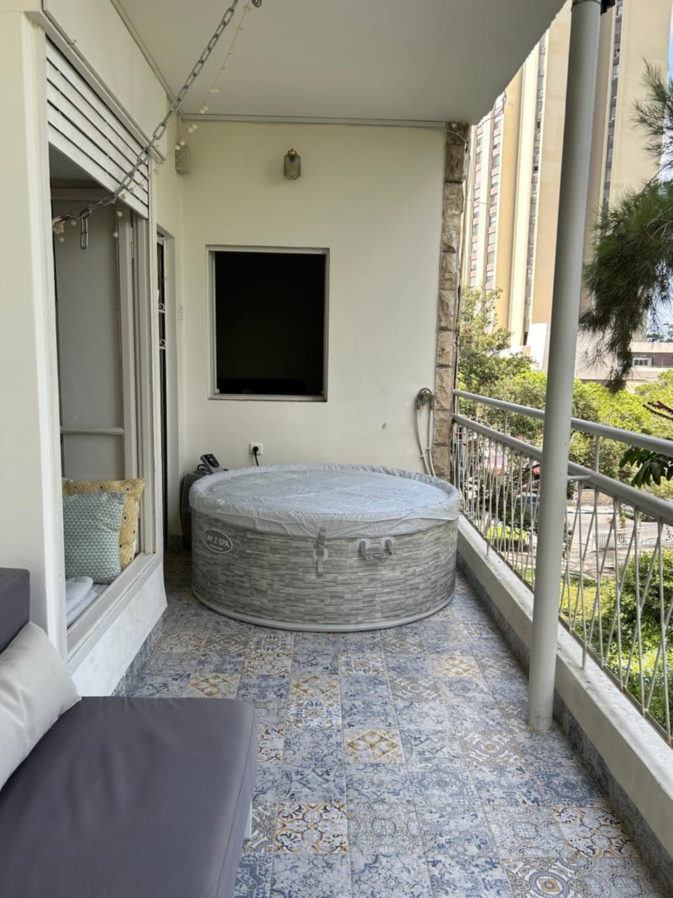 Amazing Apartment with Balcony & HotTub at Carmel Center Apartment in Haifa