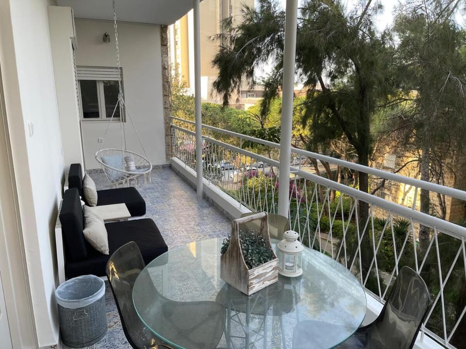 Amazing Apartment with Balcony & HotTub at Carmel Center Apartment in Haifa