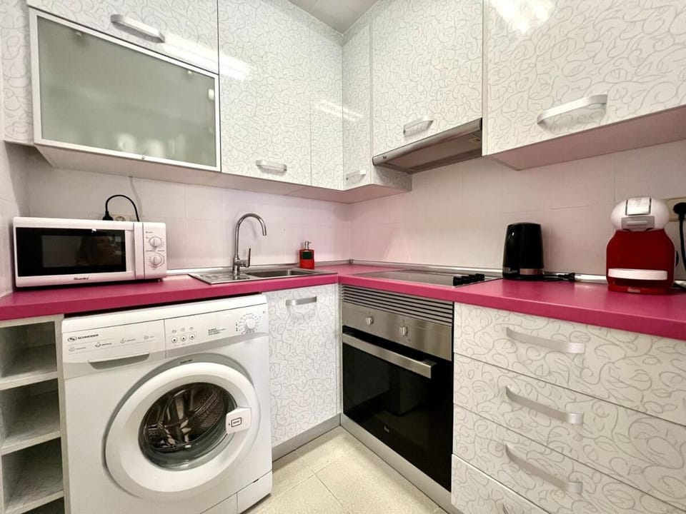 Coffee/tea facilities, Kitchen or kitchenette, oven, stove, washing machine