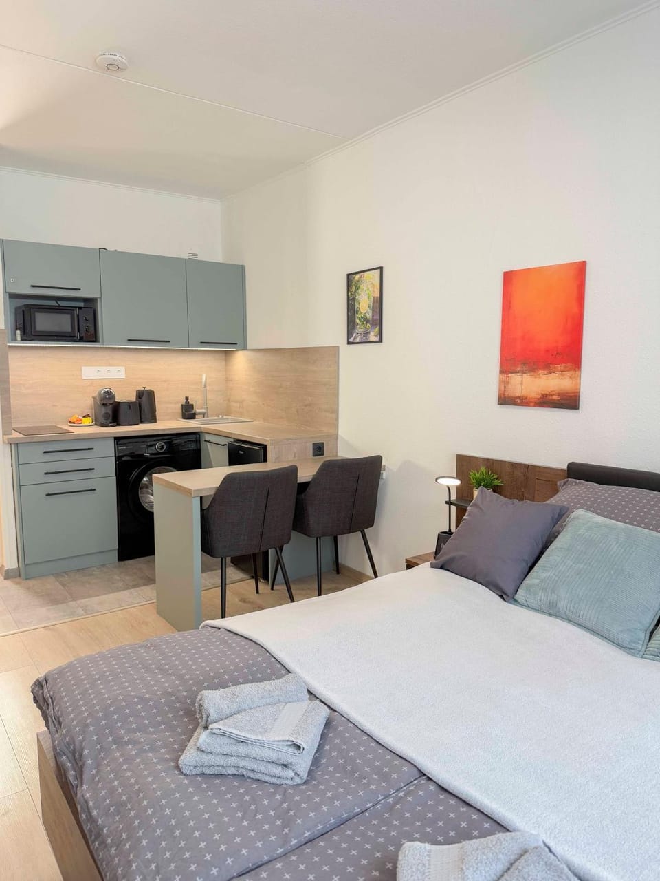 Kitchen or kitchenette, Dining area