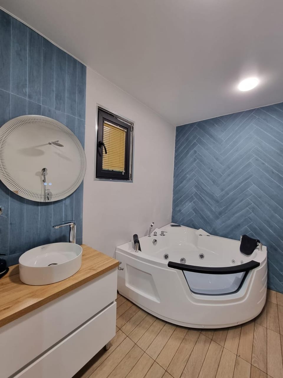 Hot Tub, Bathroom, Bath, towels