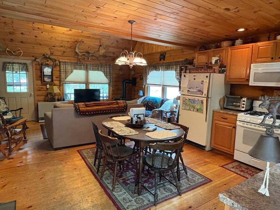 Kitchen or kitchenette, Seating area, Dining area, oven, pet friendly, stove, toaster