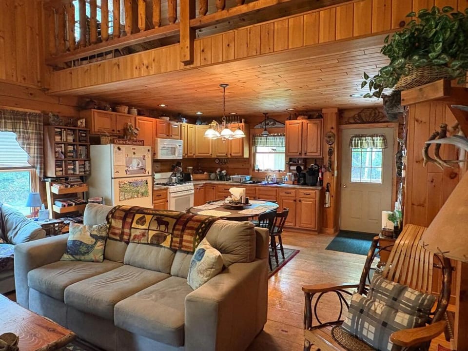 Kitchen or kitchenette, Living room, Seating area, Dining area, pet friendly