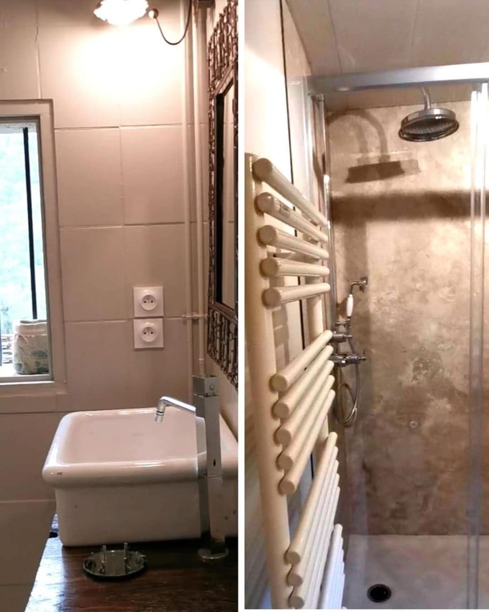 Shower, Toilet, Bathroom, towels