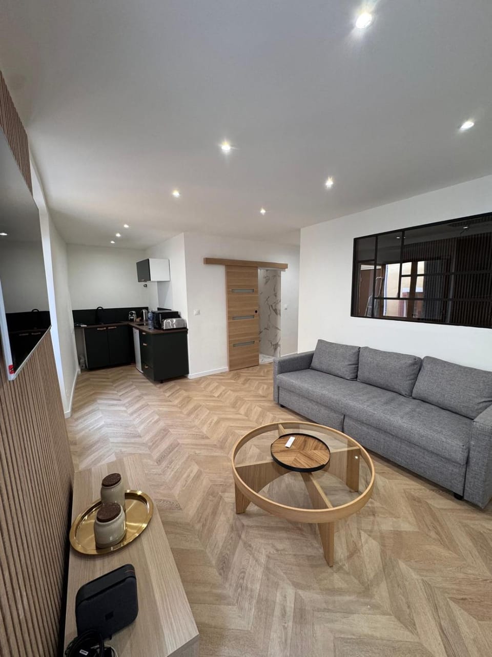 TV and multimedia, Kitchen or kitchenette, Living room, Seating area