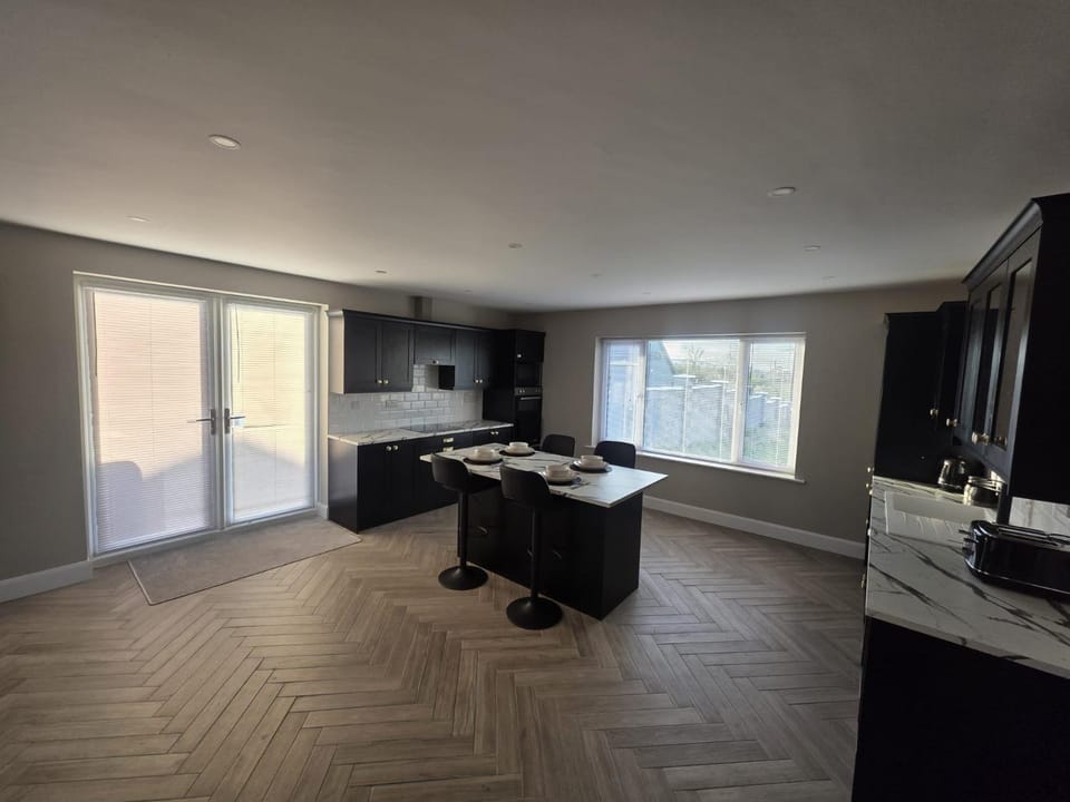 Kitchen or kitchenette, Seating area, Dining area