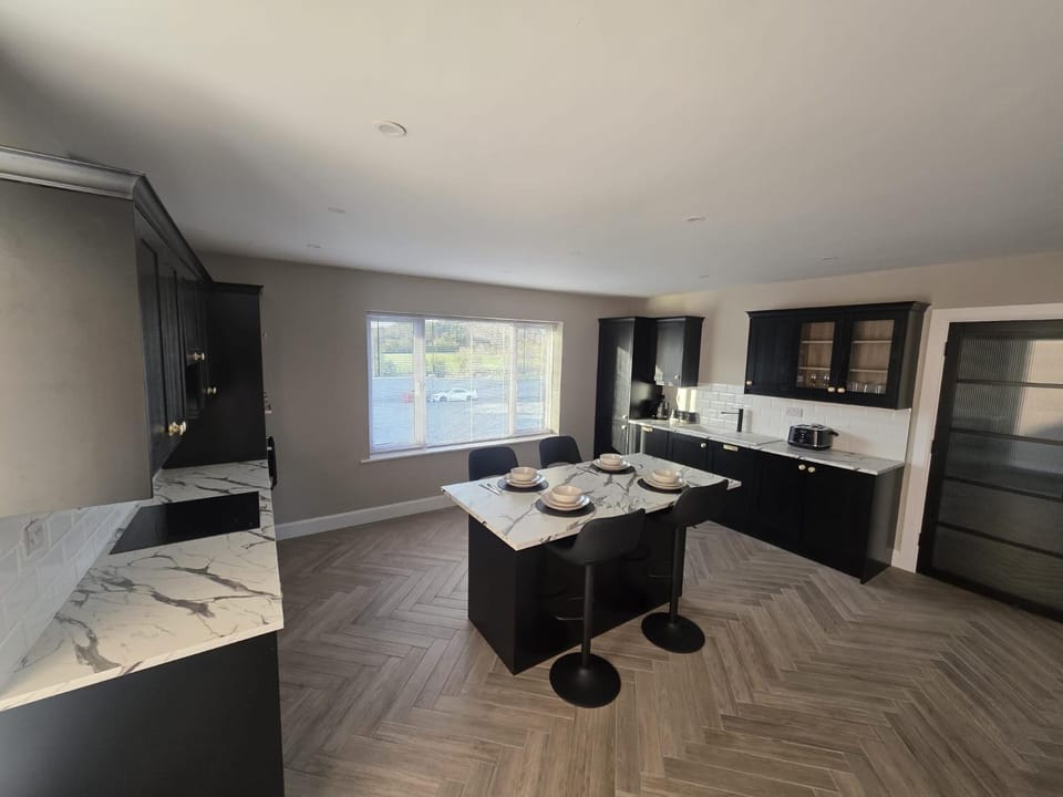 Kitchen or kitchenette, Seating area, Dining area, stove
