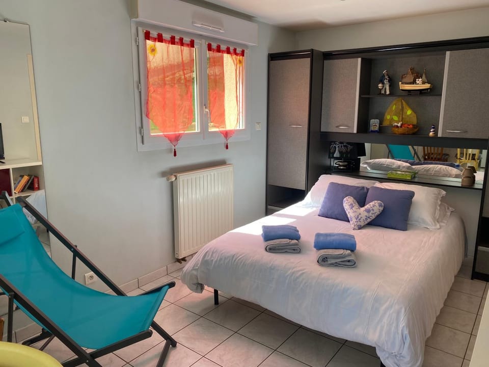 Photo of the whole room, Bedroom, towels