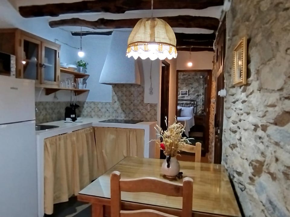 Kitchen or kitchenette, Dining area, stove