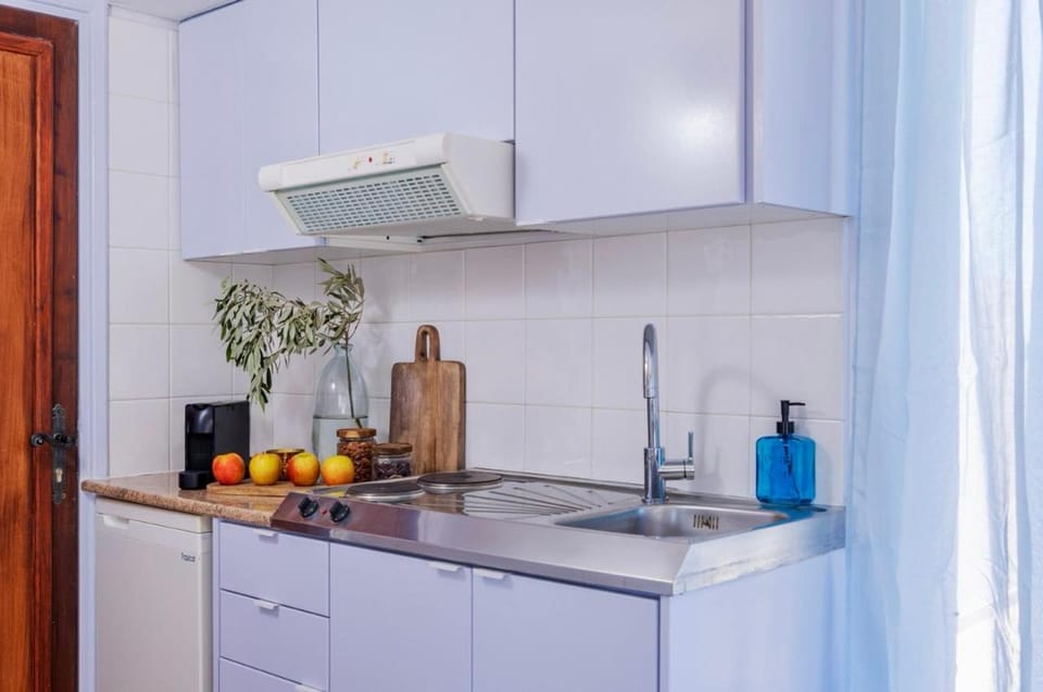 Kitchen or kitchenette, minibar