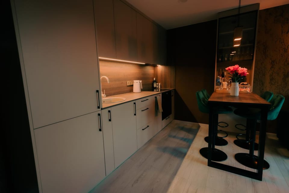 Coffee/tea facilities, dishwasher, oven, stove, kitchen