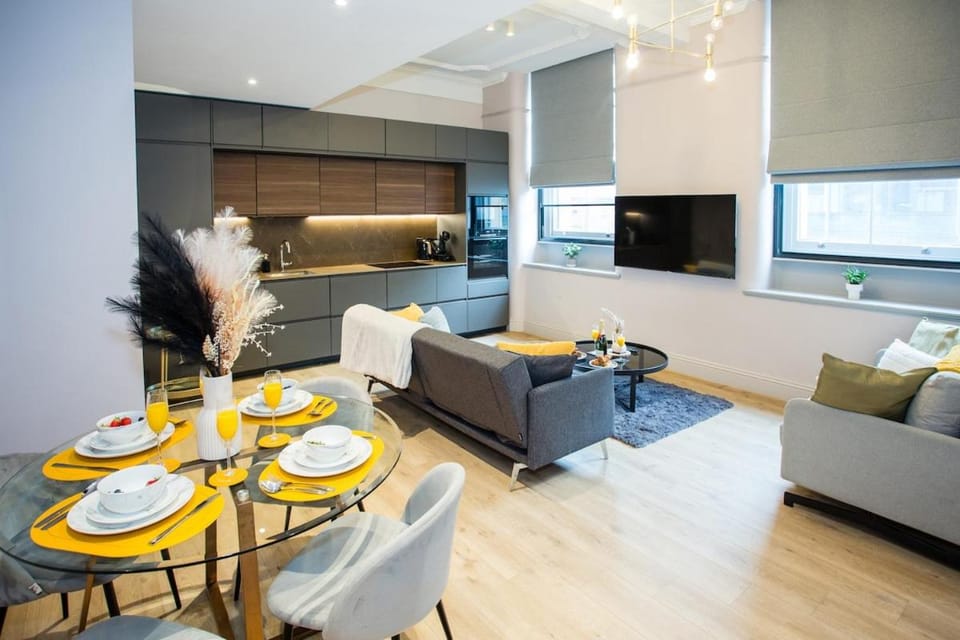 TV and multimedia, Kitchen or kitchenette, Living room, Seating area, Dining area
