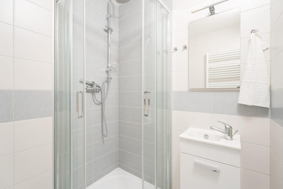 Shower, towels