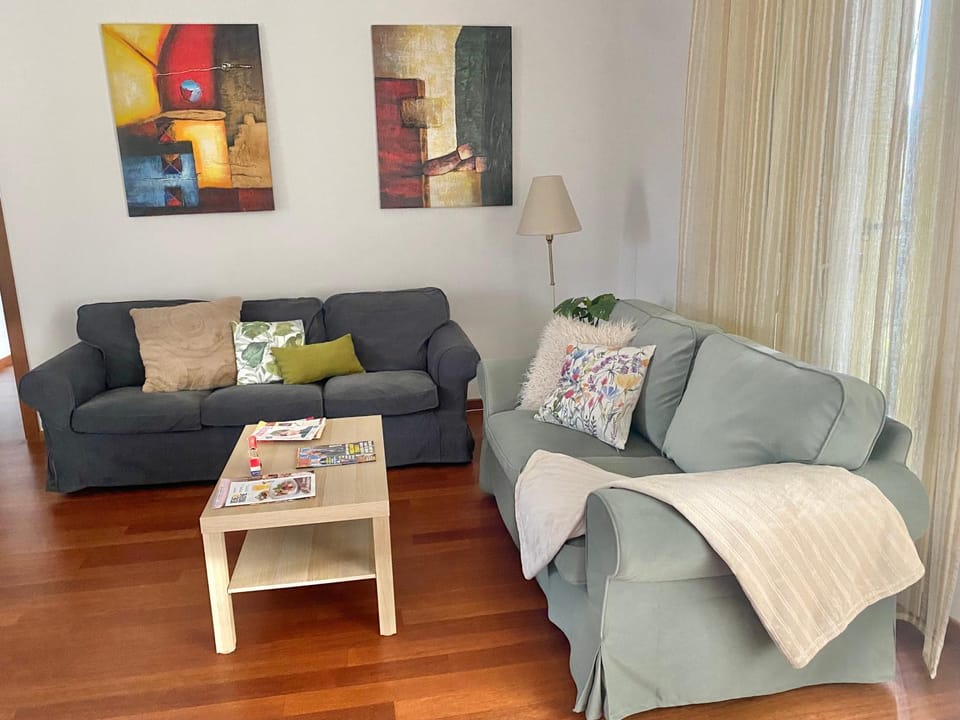 Day, Living room, Seating area