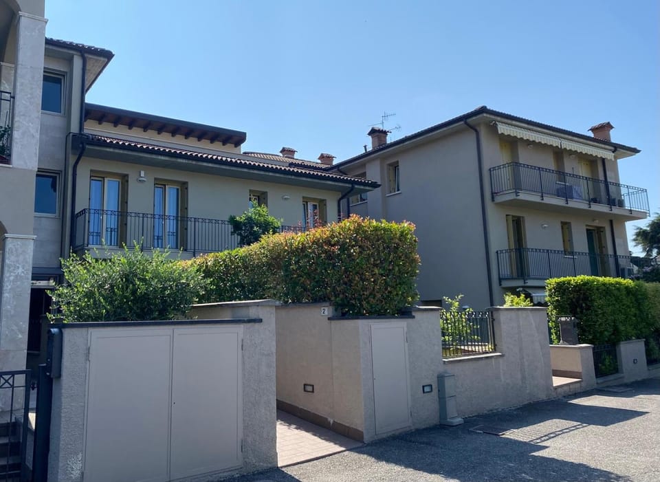 Property building, Quiet street view, acessibility