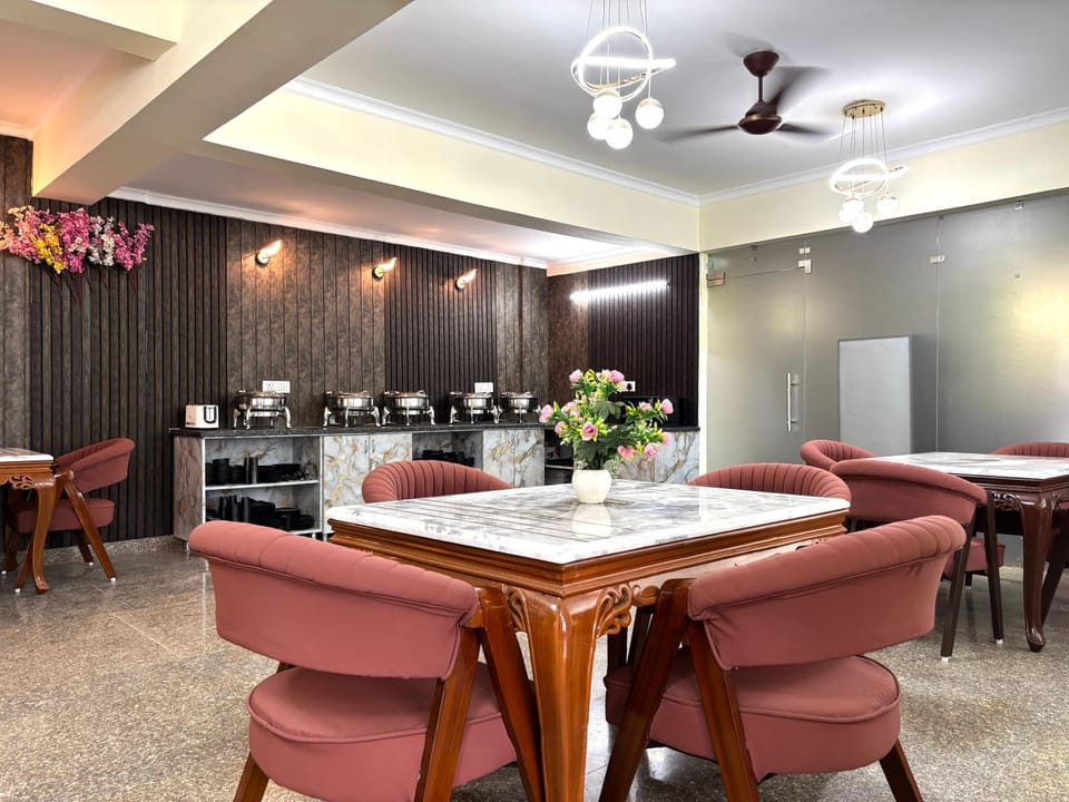 Kitchen or kitchenette, Seating area, Dining area, oven