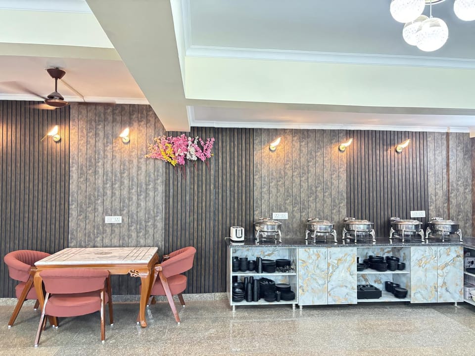 Restaurant/places to eat, Coffee/tea facilities, Banquet/Function facilities, Seating area
