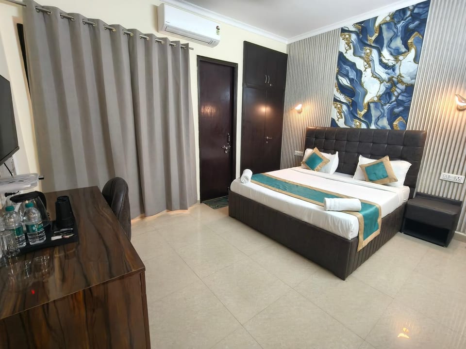 Bed, TV and multimedia, Photo of the whole room, Bedroom, towels, air conditioner