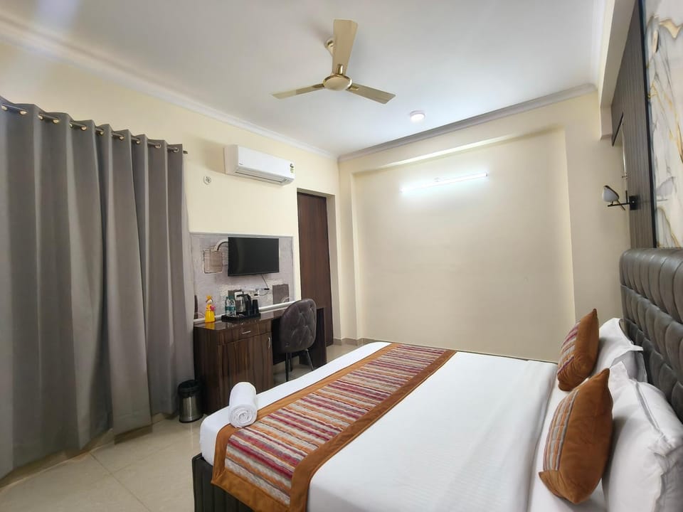 Bed, TV and multimedia, Photo of the whole room, Bedroom, air conditioner