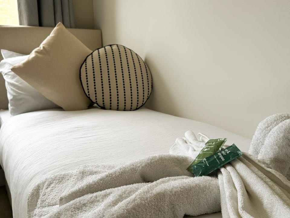 Bed, Bedroom, towels