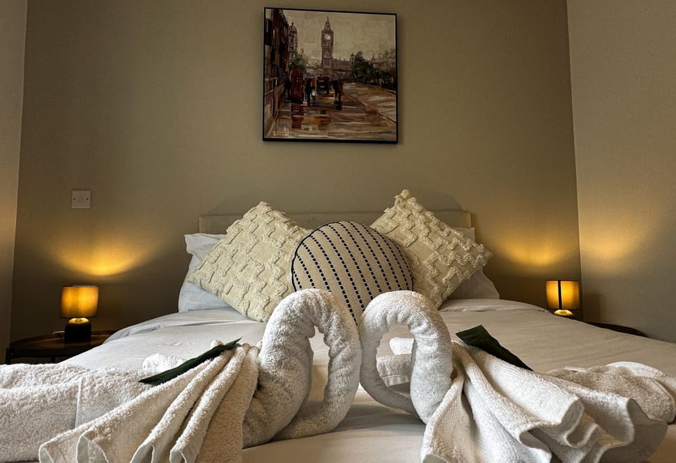 Bed, Photo of the whole room, Bedroom, towels