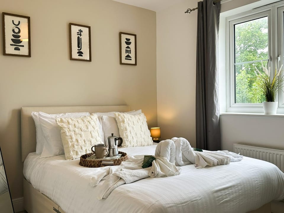 Bed, Photo of the whole room, Bedroom, towels