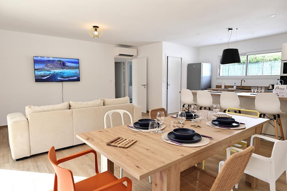 TV and multimedia, Kitchen or kitchenette, Living room, Seating area, Dining area, oven, stove