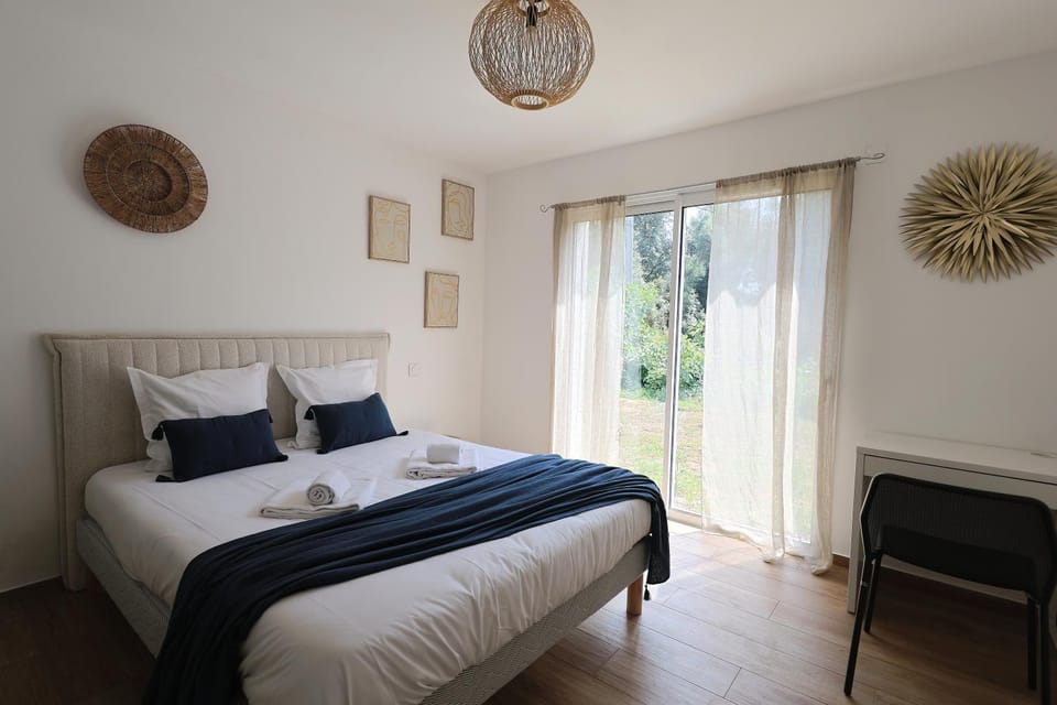 Bed, Photo of the whole room, Bedroom