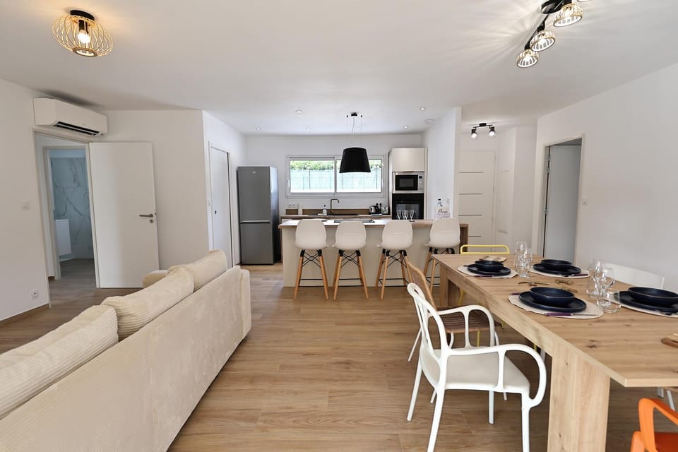 Kitchen or kitchenette, Living room, Seating area, Dining area, oven, stove, air conditioner