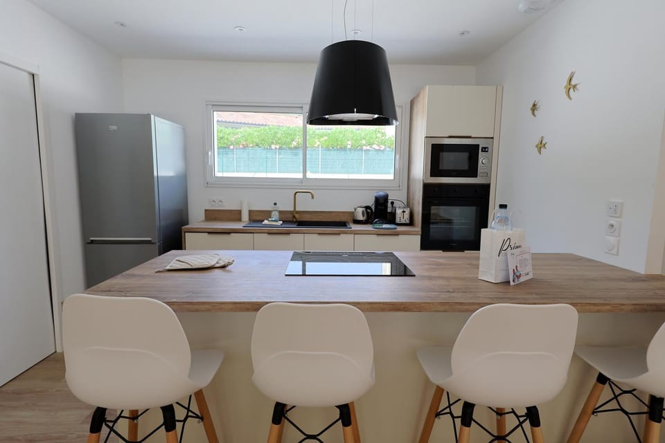 Kitchen or kitchenette, Dining area, oven, stove